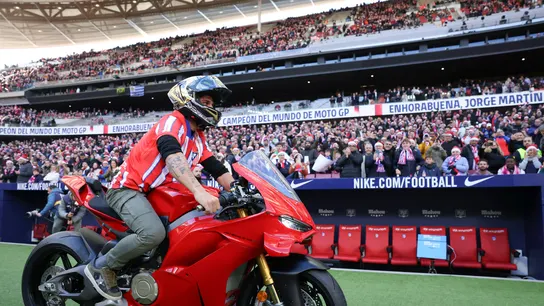 Jorge Martín llegó al Metropolitano subido a su moto Jorge Martín llegó al Metropolitano subido a su moto