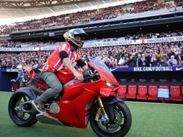 Jorge Martín llegó al Metropolitano subido a su moto