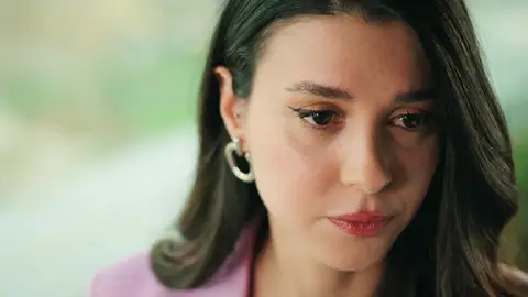 Ferit, atrapado entre las dos mujeres de su vida: deja sola a Seyran en un restaurante para correr tras Pelin