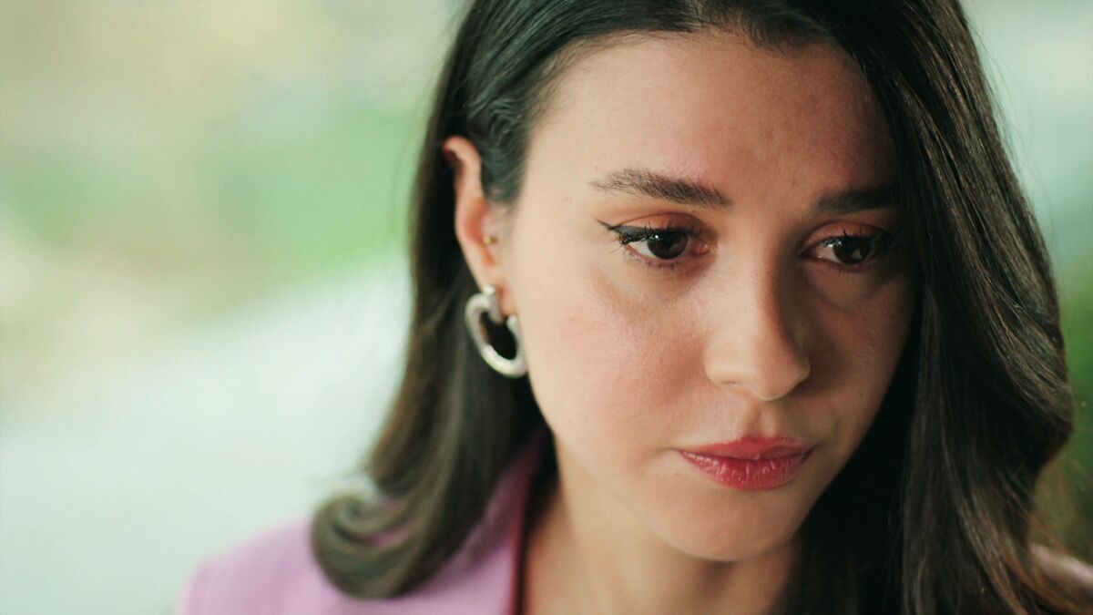 Ferit, atrapado entre las dos mujeres de su vida: deja sola a Seyran en un  restaurante para correr tras Pelin