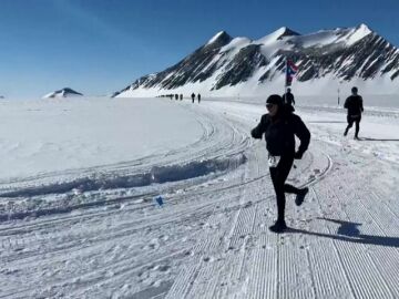 Así es la Maratón de Hielo en la Antártida, la carrera más fría del planeta