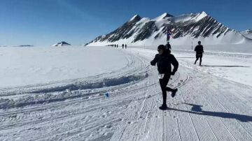 Así es la Maratón de Hielo en la Antártida, la carrera más fría del planeta