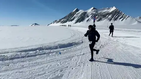 Así es la Maratón de Hielo en la Antártida, la carrera más fría del planeta Así es la Maratón de Hielo en la Antártida, la carrera más fría del planeta