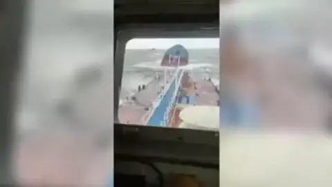 Un marinero muerto y un vertido de fueloil tras chocar dos petroleros en el estrecho de Kerch Un marinero muerto y un vertido de fueloil tras chocar dos petroleros en el estrecho de Kerch