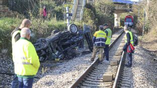 Un hombre muere al ser arrollado por un tren en un paso a nivel en Langreo