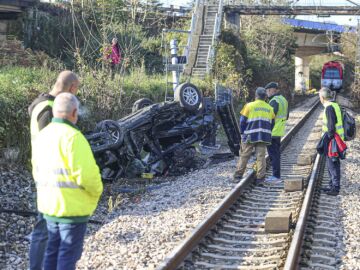 Un hombre muere al ser arrollado por un tren en un paso a nivel en Langreo