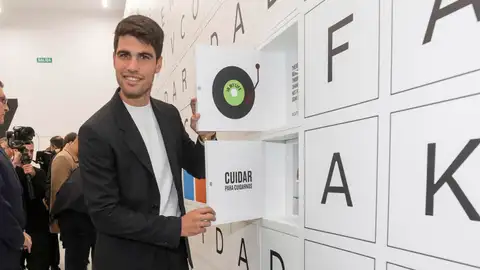 Alcaraz inaugura su exposición 'Los pies en la tierra' en Murcia Alcaraz inaugura su exposición 'Los pies en la tierra' en Murcia