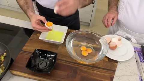 Para que las yemas se templen, introdúcelas en un bol con agua templada Para que las yemas se templen, introdúcelas en un bol con agua templada