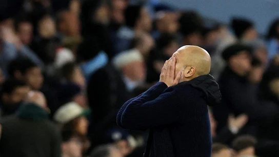 Pep Guardiola se lamenta tras un gol del United Pep Guardiola se lamenta tras un gol del United