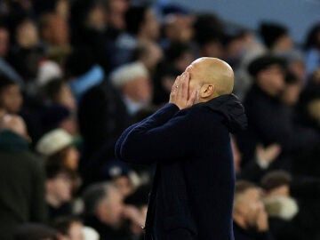 Pep Guardiola se lamenta tras un gol del United