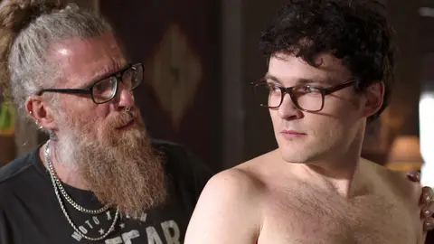 El ataque de pánico de Goyito con “manotazo” incluido cuando le estaban tatuando El ataque de pánico de Goyito con “manotazo” incluido cuando le estaban tatuando