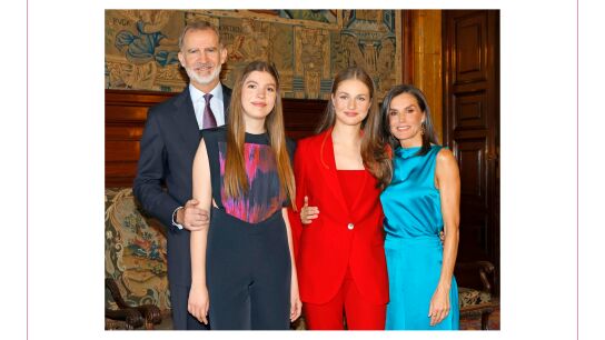 Los Reyes y sus hijas felicitan la Navidad