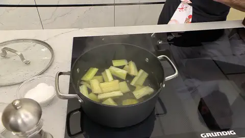 Introduce el cardo en la cazuela Introduce el cardo en la cazuela