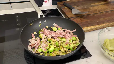 Aplasta las avellanas y pica el bacon, agrégalos a la sartén y saltéalos brevemente Aplasta las avellanas y pica el bacon, agrégalos a la sartén y saltéalos brevemente