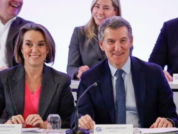 El líder del Partido Popular, Alberto Núñez Feijóo (c) junto con la secretaria general del partido Cuca Gamarra (i)