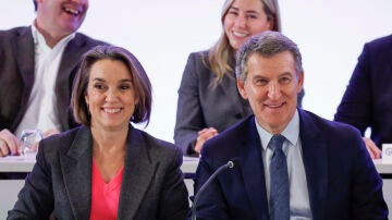 El líder del Partido Popular, Alberto Núñez Feijóo (c) junto con la secretaria general del partido Cuca Gamarra (i)