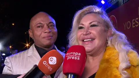 Raquel Mosquera e Isi haciendo declaraciones a la prensa Raquel Mosquera e Isi haciendo declaraciones a la prensa