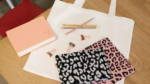 Tote bag y otros objetos de papelería Tote bag y otros objetos de papelería
