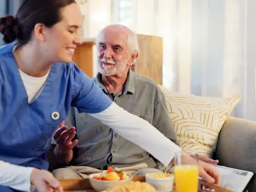 Anciano comiendo Anciano comiendo