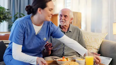 Anciano comiendo Anciano comiendo