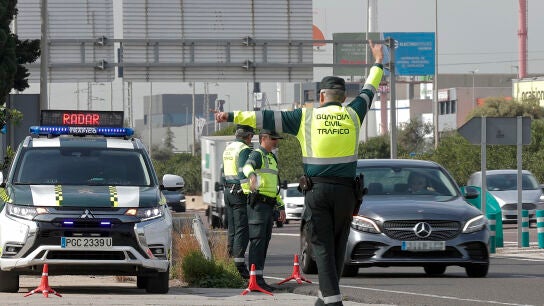Una patrulla de la Guardia Civil de Tr&aacute;fico realiza un control 