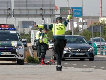 Una patrulla de la Guardia Civil de Tráfico realiza un control 