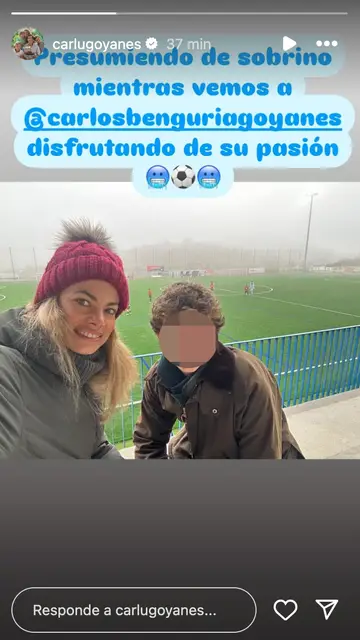 Carla Goyanes con su sobrino, hijo de Caritina, en un campo de fútbol Carla Goyanes con su sobrino, hijo de Caritina, en un campo de fútbol