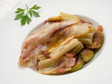 Argui&ntilde;ano felicita a su hijo Joseba por la receta de cardo y coles de Bruselas con yema de huevo y papada