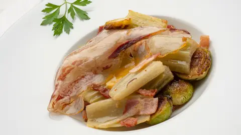 Arguiñano felicita a su hijo Joseba por la receta de cardo y coles de Bruselas con yema de huevo y papada Arguiñano felicita a su hijo Joseba por la receta de cardo y coles de Bruselas con yema de huevo y papada