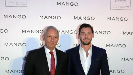 Isak Andic y su hijo Jonathan en un acto de Mango de 2013 Isak Andic y su hijo Jonathan en un acto de Mango de 2013