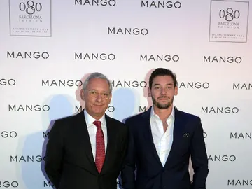 Isak Andic y su hijo Jonathan en un acto de Mango de 2013 Isak Andic y su hijo Jonathan en un acto de Mango de 2013