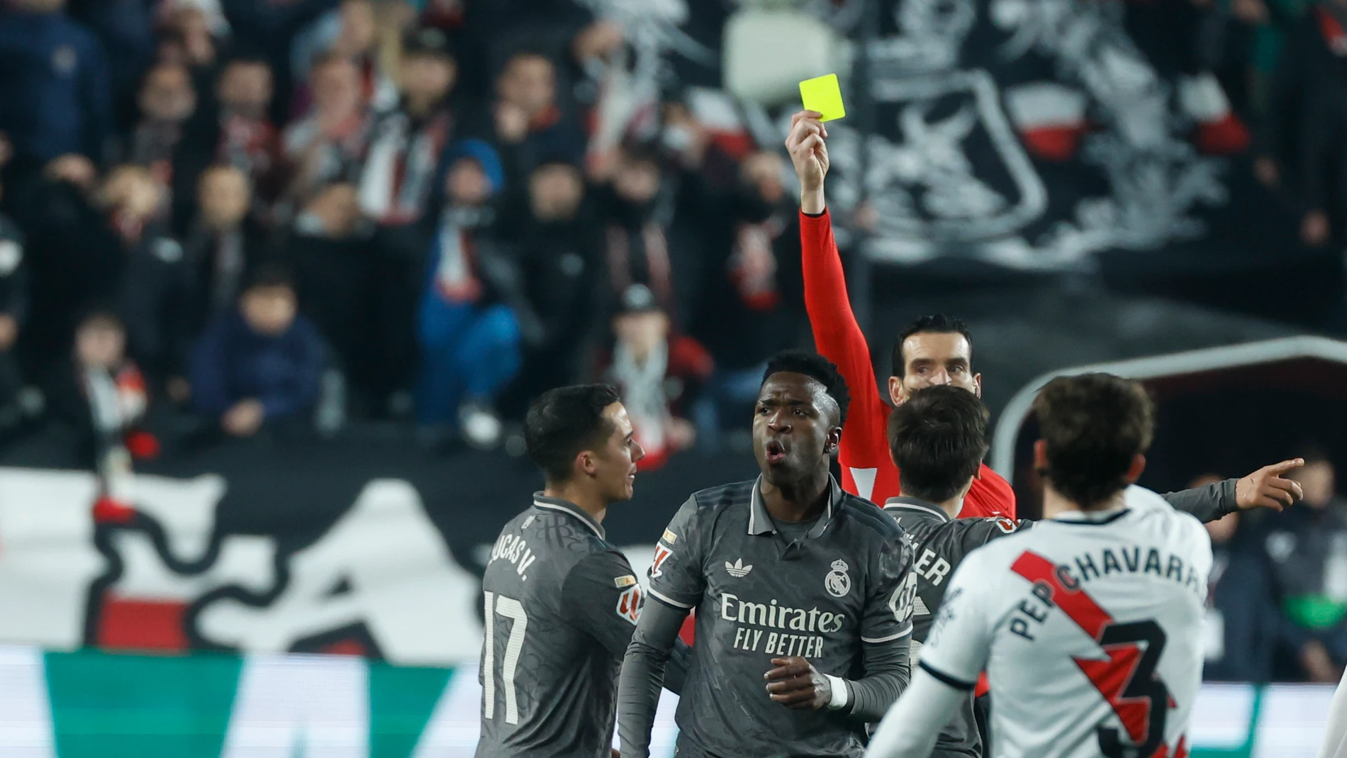 Martínez Munuera muestra la cartulina amarilla a Vinícius en Vallecas Martínez Munuera muestra la cartulina amarilla a Vinícius en Vallecas