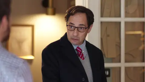 Gregorio se muda a casa de su hijo Carlos y su pareja Pablo: “¿Pretendes que me acurruque como un gato?” Gregorio se muda a casa de su hijo Carlos y su pareja Pablo: “¿Pretendes que me acurruque como un gato?”