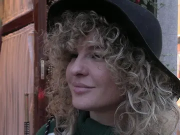 Sheila Casas haciendo declaraciones a la prensa Sheila Casas haciendo declaraciones a la prensa