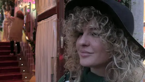 Sheila Casas haciendo declaraciones a la prensa Sheila Casas haciendo declaraciones a la prensa