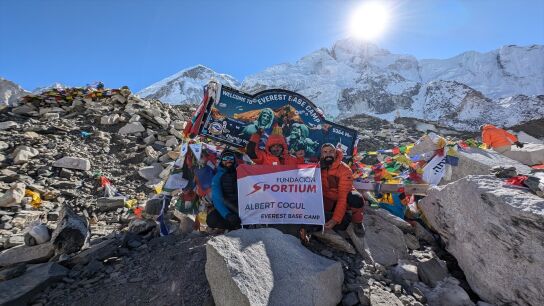 Albert Cogul y la expedici&oacute;n de CIM Project tras alcanzar el Campo Base del Everest
