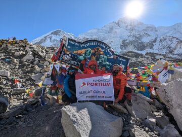 Albert Cogul y la expedición de CIM Project tras alcanzar el Campo Base del Everest