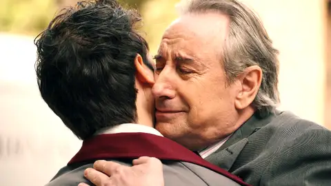 Mateo se disculpa con don Pedro y se reconcilia con él con un emotivo abrazo Mateo se disculpa con don Pedro y se reconcilia con él con un emotivo abrazo