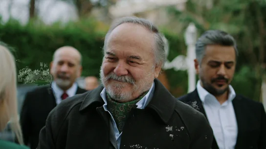 ¡El regreso del patriarca! Halis vuelve a la mansión Korhan con más fuerza que nunca y recibe una cálida bienvenida ¡El regreso del patriarca! Halis vuelve a la mansión Korhan con más fuerza que nunca y recibe una cálida bienvenida