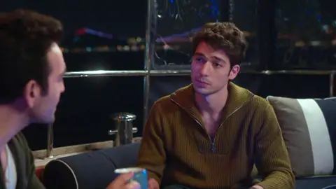Aziz Uras se abre con Evren sobre sus problemas con Seren: "Todo se ha complicado" Aziz Uras se abre con Evren sobre sus problemas con Seren: "Todo se ha complicado"