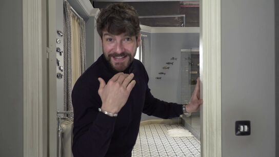 &ldquo;Esta ventana va a ser un temazo&rdquo;: F&eacute;lix G&oacute;mez nos ense&ntilde;a la casa de Carlos y Pablo en Se&ntilde;or, dame paciencia