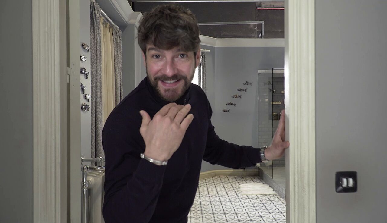 &ldquo;Esta ventana va a ser un temazo&rdquo;: F&eacute;lix G&oacute;mez nos ense&ntilde;a la casa de Carlos y Pablo en Se&ntilde;or, dame paciencia