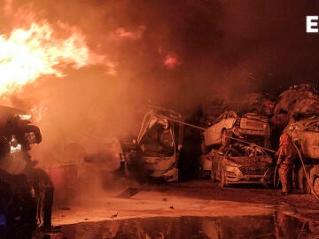 Arde un cementerio de coches en Catarroja.