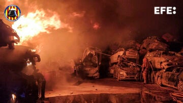 Arde un cementerio de coches en Catarroja.