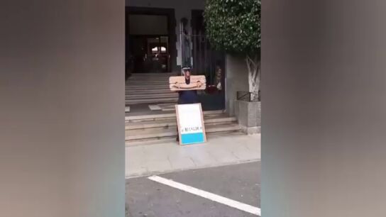 El v&iacute;deo del polic&iacute;a encadenado