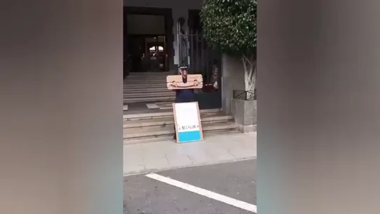 El vídeo del policía encadenado El vídeo del policía encadenado