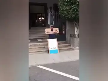 El vídeo del policía encadenado El vídeo del policía encadenado