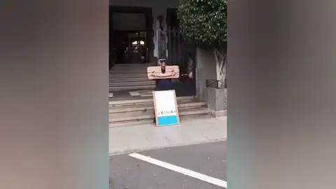 El vídeo del policía encadenado El vídeo del policía encadenado