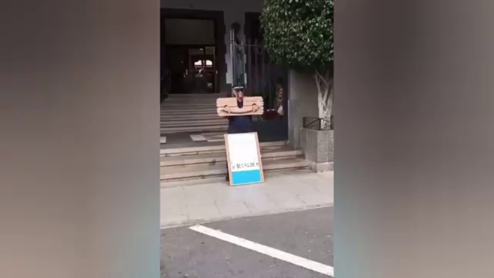 Un policía local denuncia que sufre acoso laboral encadenándose frente al ayuntamiento de Santa Brígida