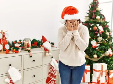 Mujer agobiada en Navidad Mujer agobiada en Navidad